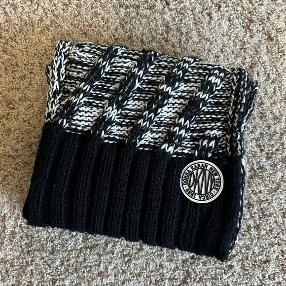 DKNY Authentic Black & White Warm Knit Winter Scarf. New!! - Picture 5 of 7